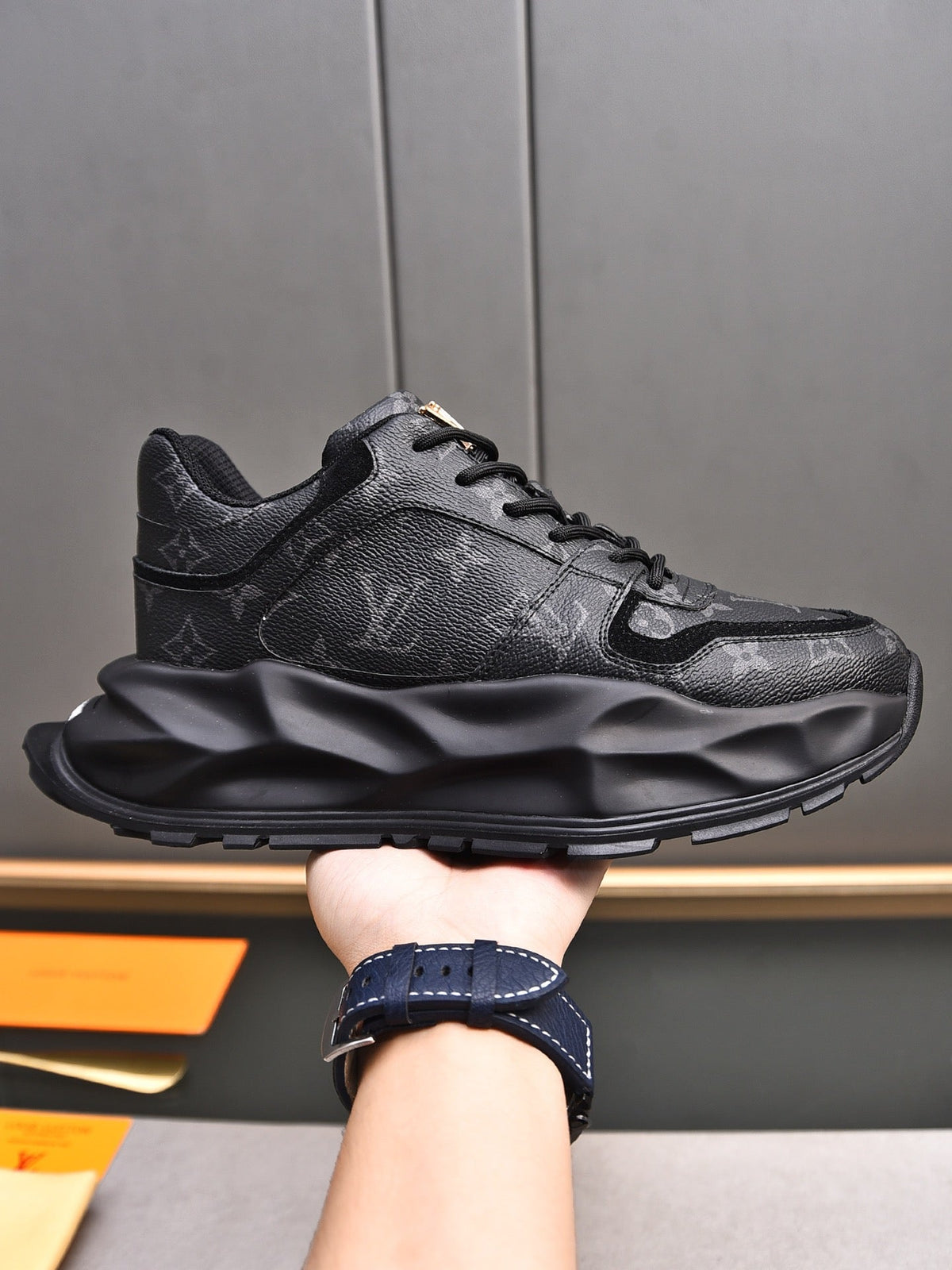 New Luxury V-pattern Sole Sneakers 0424081504