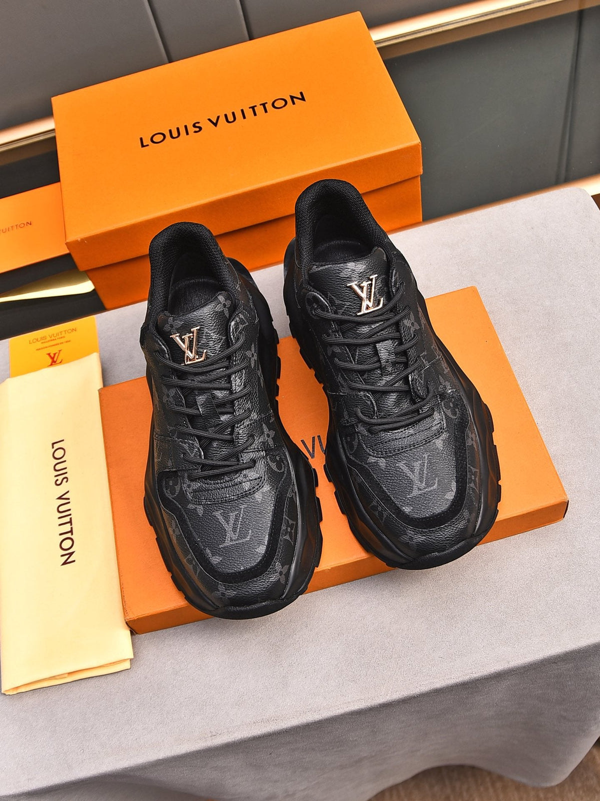 New Luxury V-pattern Sole Sneakers 0424081504