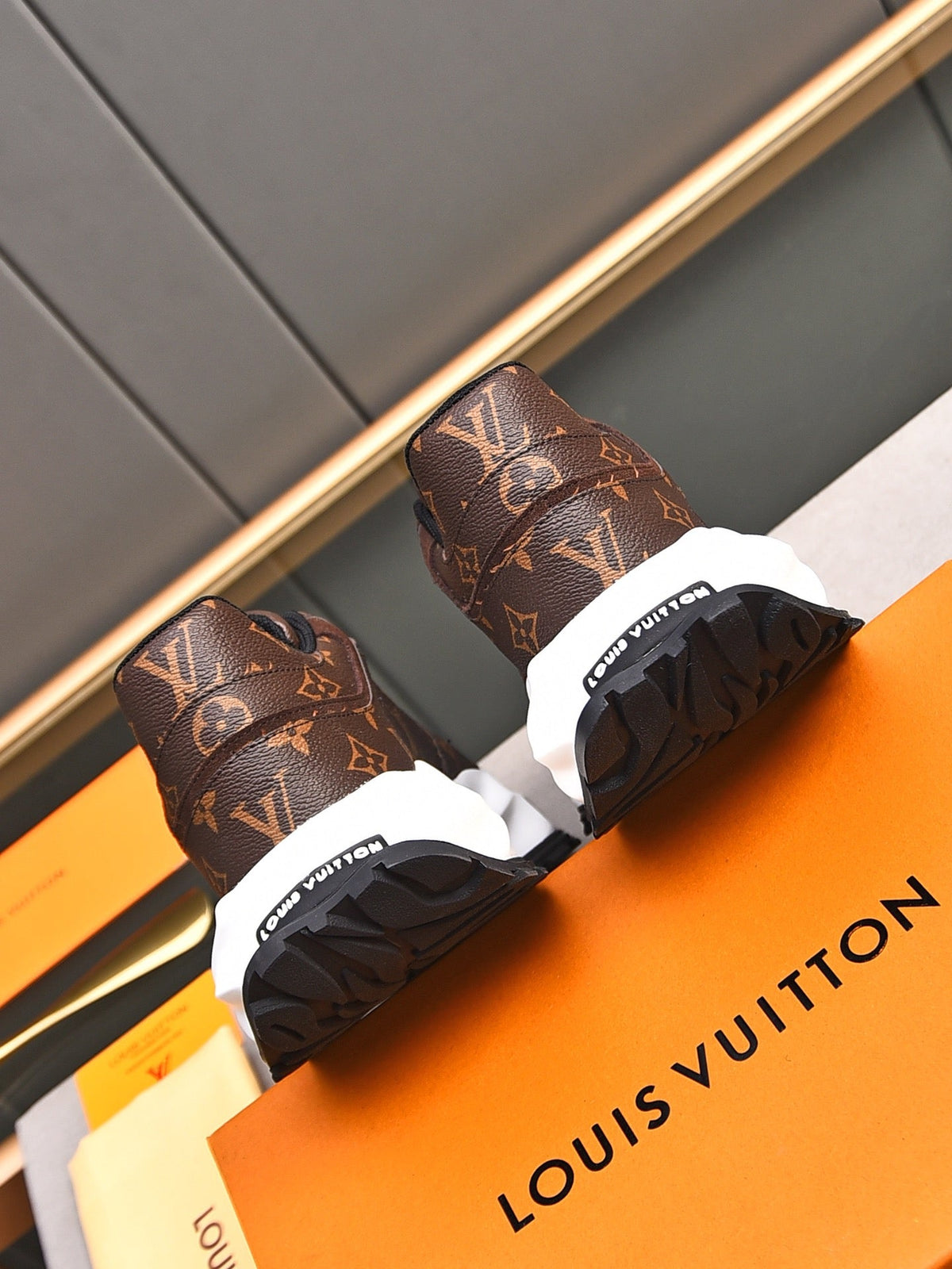 New Luxury V-pattern Sole Sneakers 0424081504