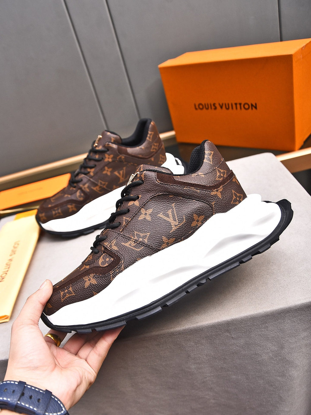 New Luxury V-pattern Sole Sneakers 0424081504