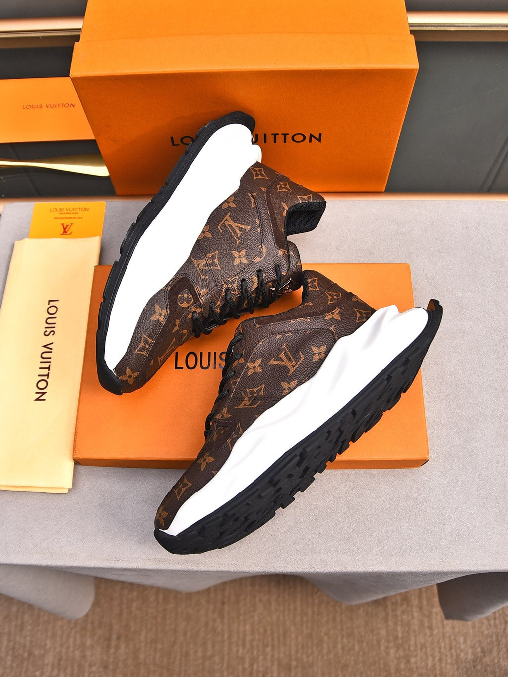 New Luxury V-pattern Sole Sneakers 0424081504