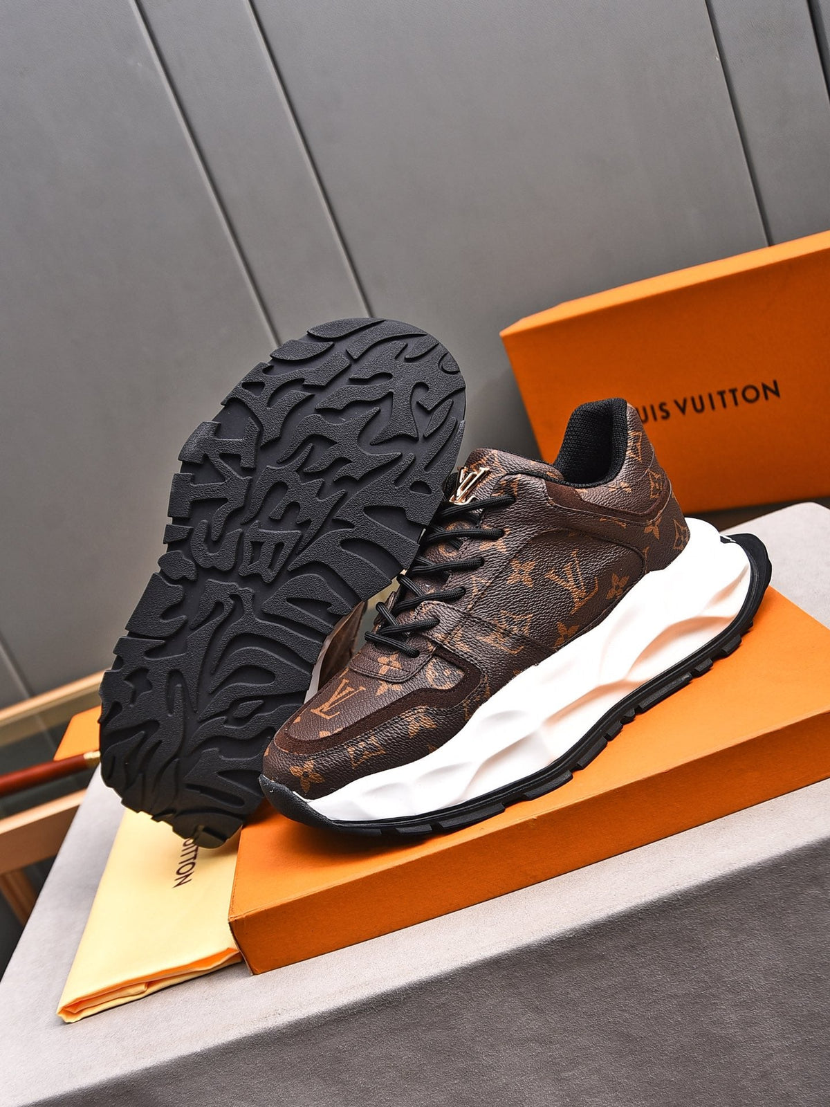 New Luxury V-pattern Sole Sneakers 0424081504
